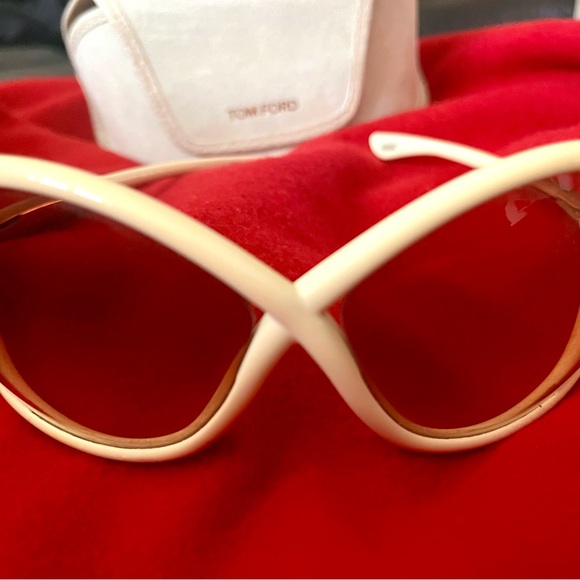 Tom Ford Chic Beige Sunglasses for Women - Picture 4 of 4